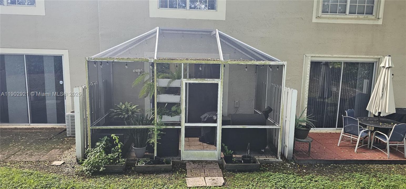 Active With Contract: $3,495 (3 beds, 2 baths, 1456 Square Feet)