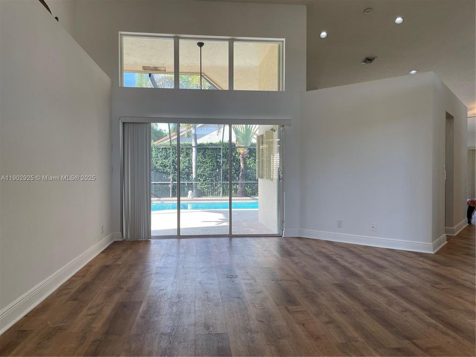 Под контрактом: $4,800 (3 спален, 2 ванн, 2180 Квадратных фут)