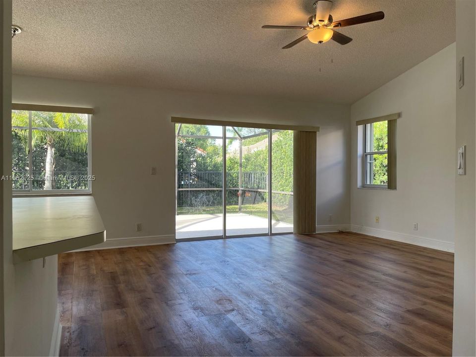 Под контрактом: $4,800 (3 спален, 2 ванн, 2180 Квадратных фут)