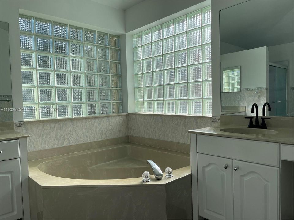 Под контрактом: $4,800 (3 спален, 2 ванн, 2180 Квадратных фут)