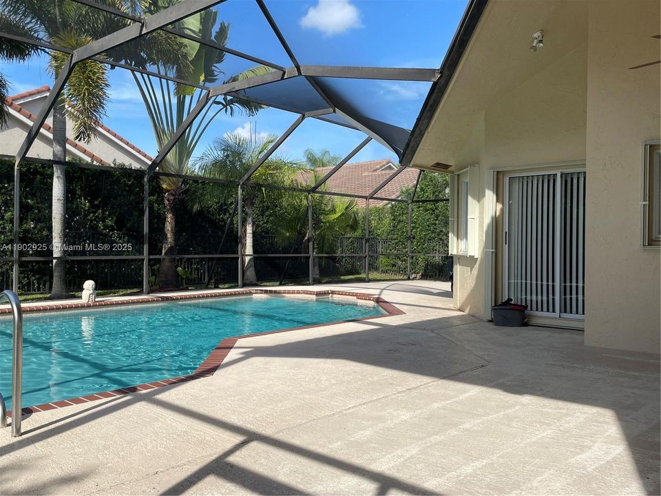 Под контрактом: $4,800 (3 спален, 2 ванн, 2180 Квадратных фут)