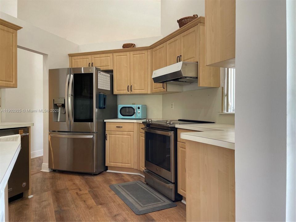 Под контрактом: $4,800 (3 спален, 2 ванн, 2180 Квадратных фут)