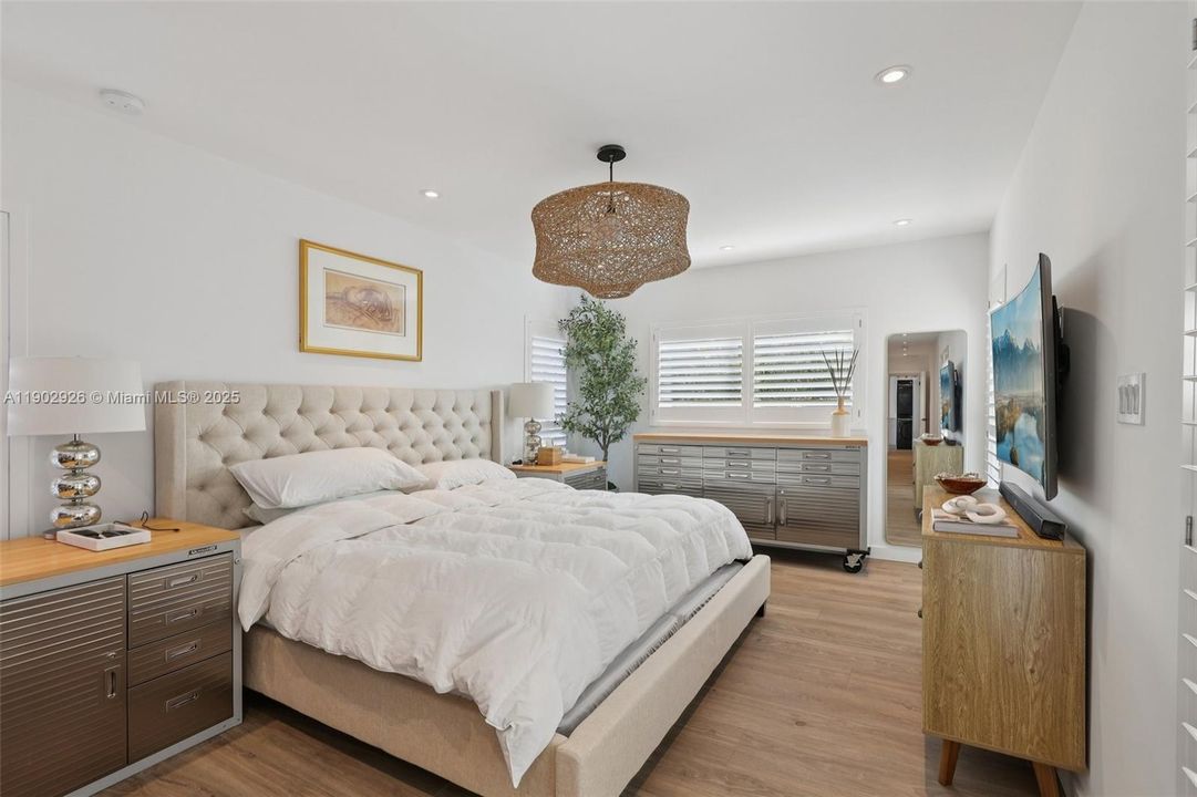 For Sale: $1,100,000 (4 beds, 2 baths, 2073 Square Feet)