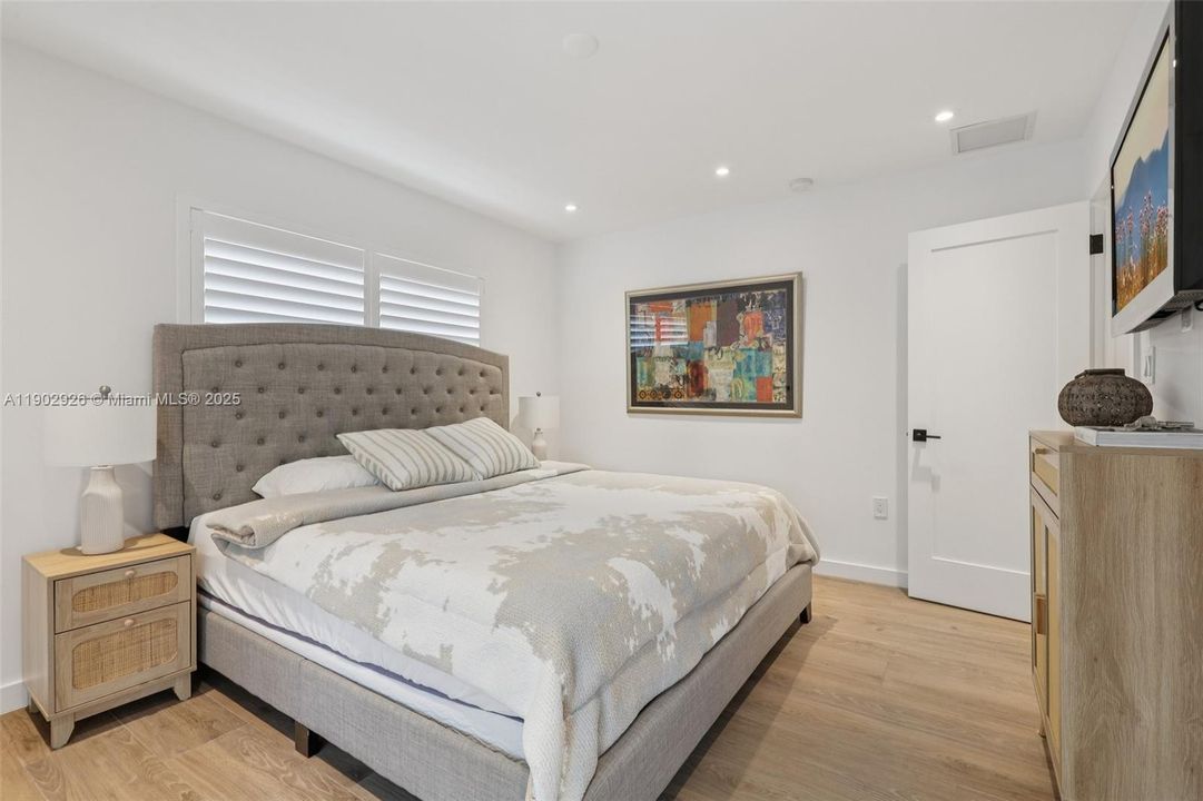 For Sale: $1,100,000 (4 beds, 2 baths, 2073 Square Feet)