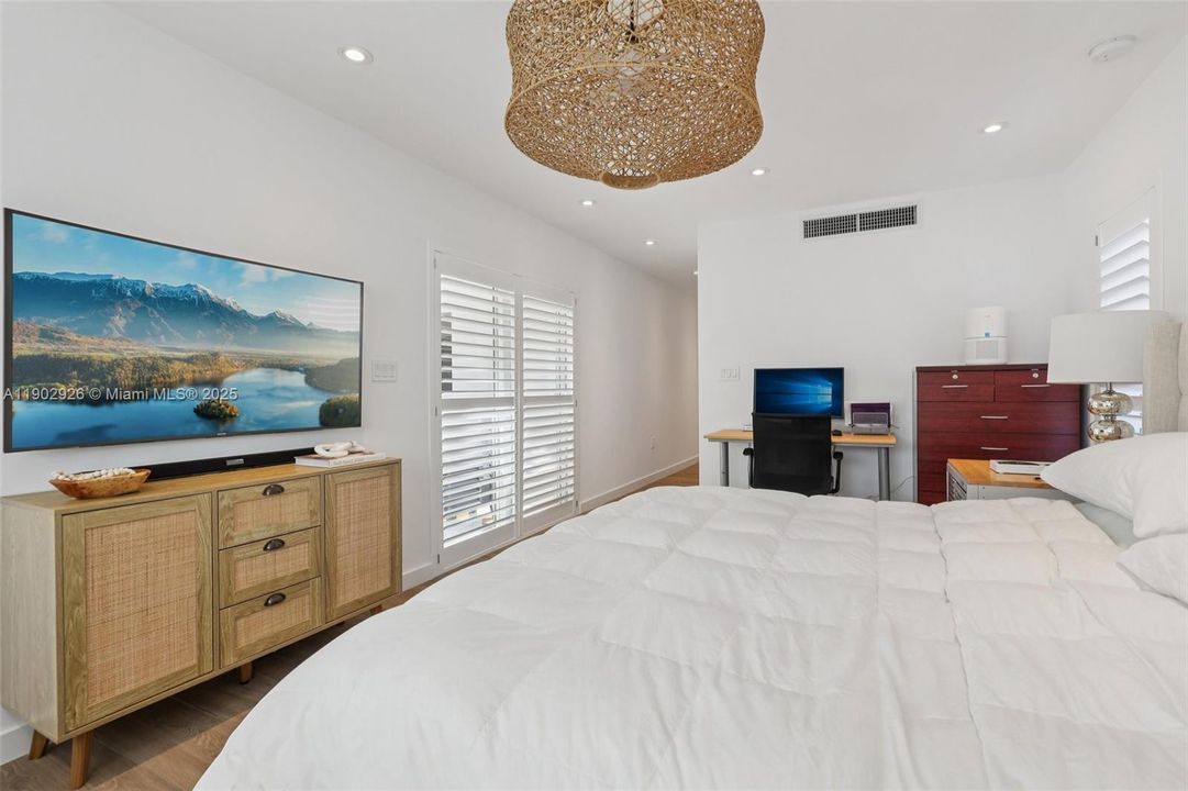 For Sale: $1,100,000 (4 beds, 2 baths, 2073 Square Feet)