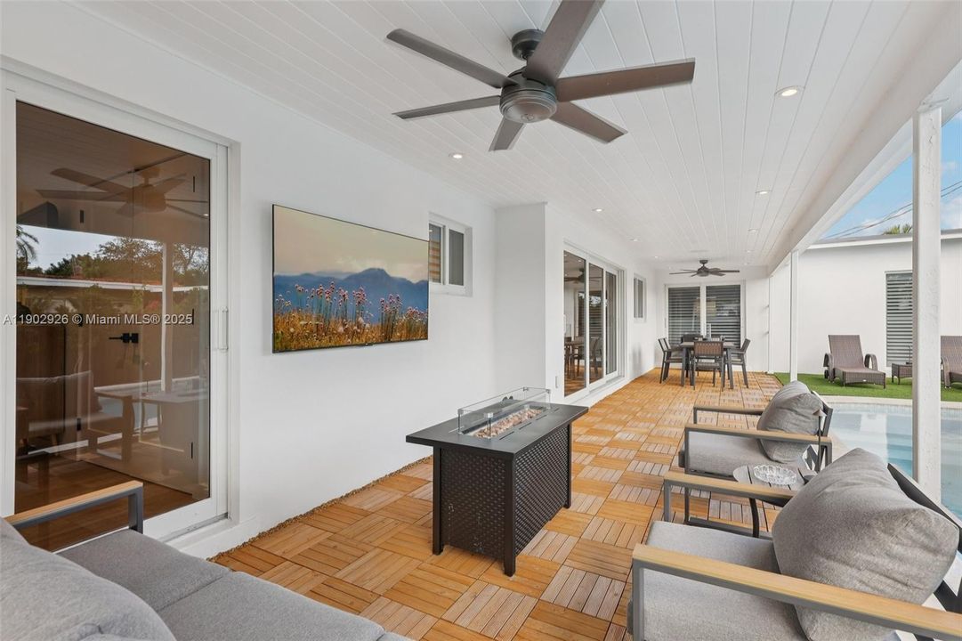 For Sale: $1,100,000 (4 beds, 2 baths, 2073 Square Feet)