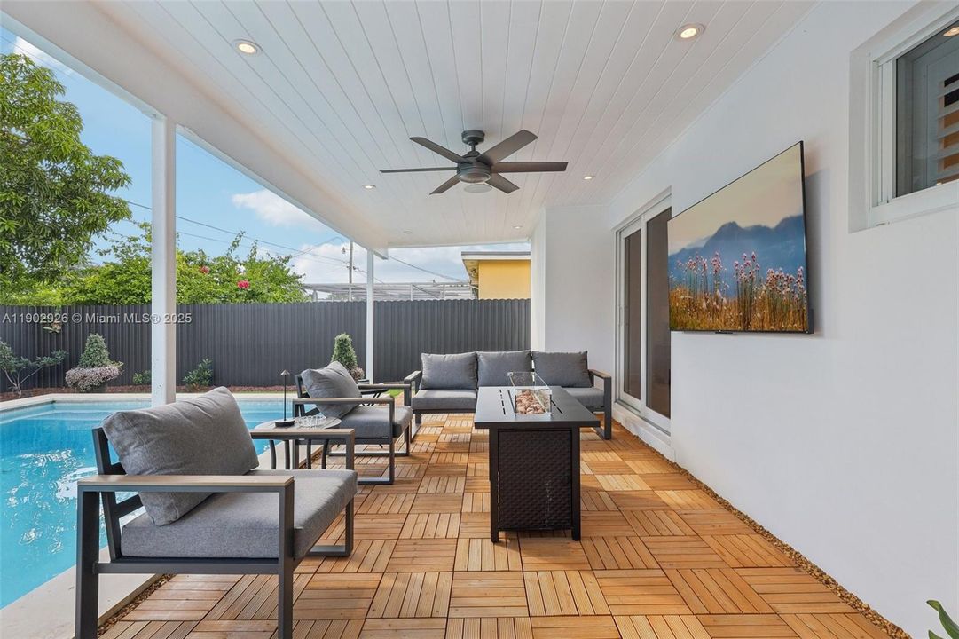 For Sale: $1,100,000 (4 beds, 2 baths, 2073 Square Feet)