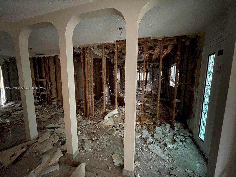 For Sale: $1,100,000 (4 beds, 2 baths, 2073 Square Feet)