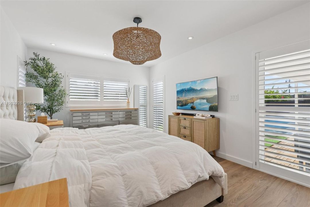 For Sale: $1,100,000 (4 beds, 2 baths, 2073 Square Feet)