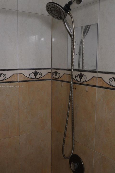 出租: $1,100 (1 贝兹, 1 浴室, 2198 平方英尺)