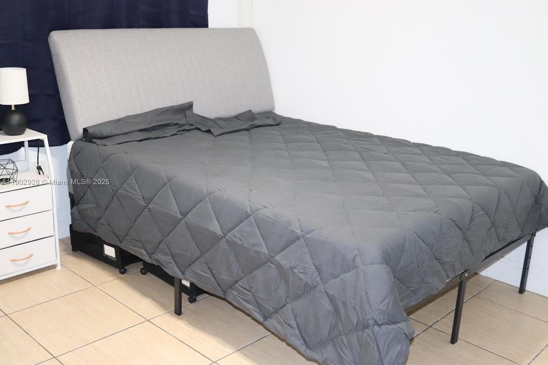 出租: $1,100 (1 贝兹, 1 浴室, 2198 平方英尺)