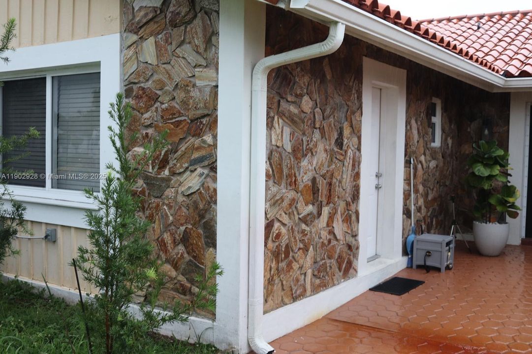 出租: $1,100 (1 贝兹, 1 浴室, 2198 平方英尺)