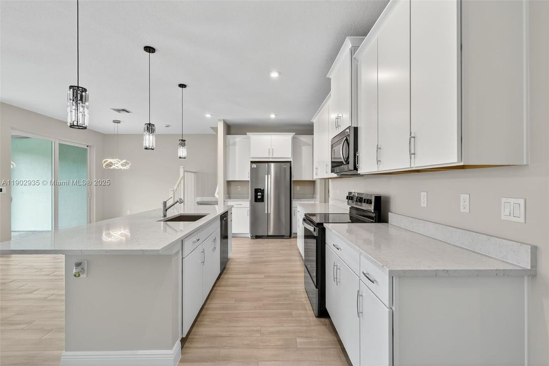 出租: $3,450 (3 贝兹, 2 浴室, 2547 平方英尺)