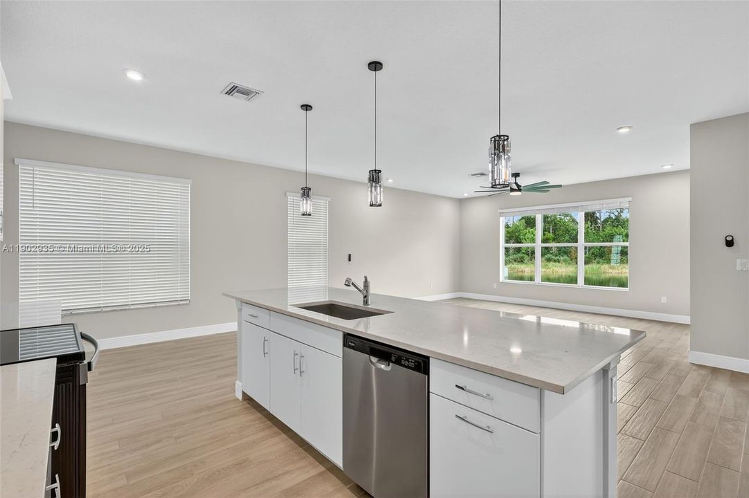 出租: $3,450 (3 贝兹, 2 浴室, 2547 平方英尺)