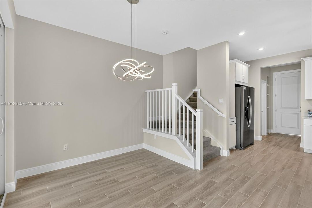 出租: $3,450 (3 贝兹, 2 浴室, 2547 平方英尺)