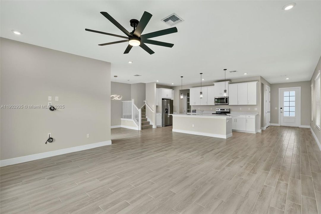 出租: $3,450 (3 贝兹, 2 浴室, 2547 平方英尺)