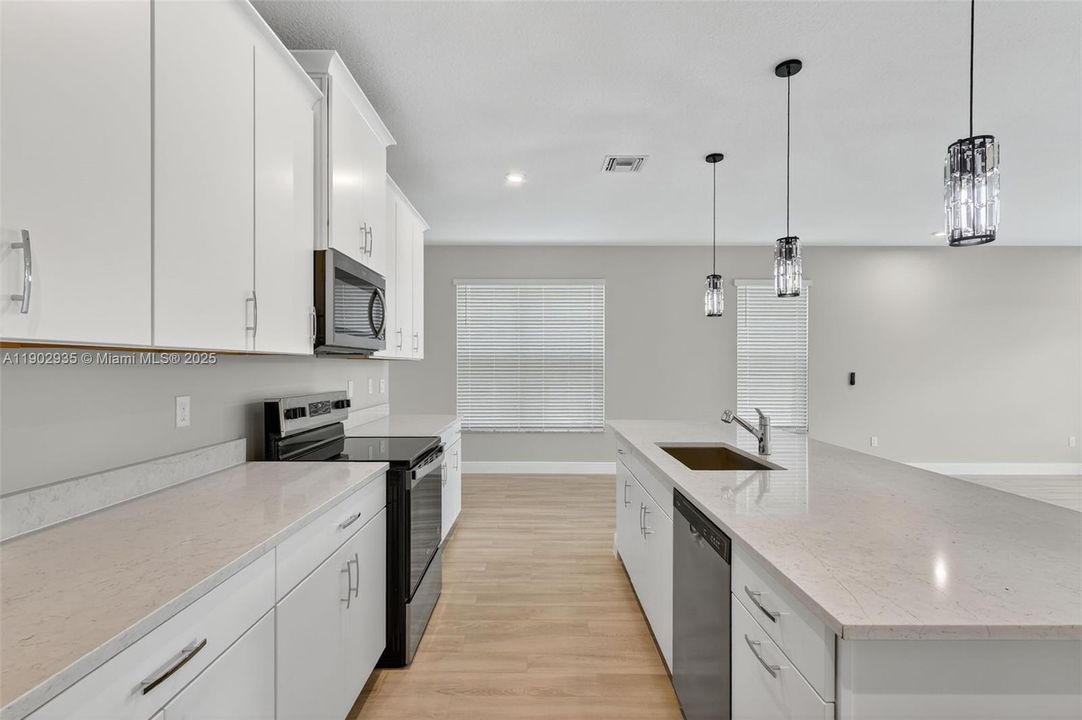 出租: $3,450 (3 贝兹, 2 浴室, 2547 平方英尺)