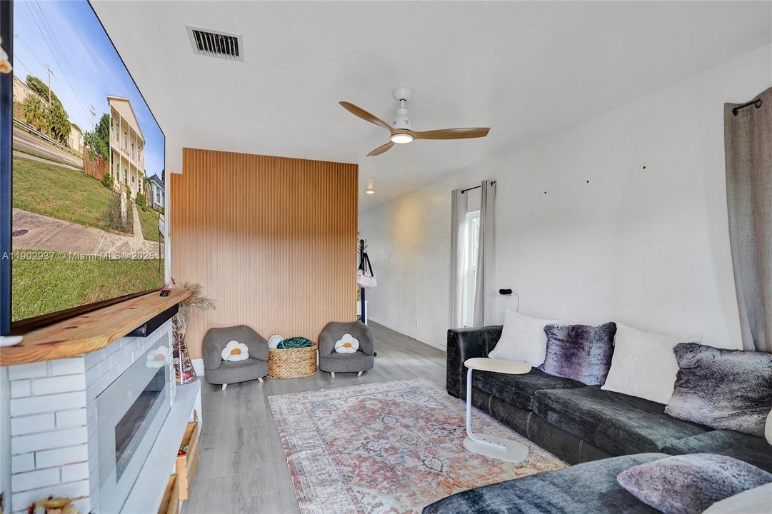 For Sale: $545,000 (4 beds, 3 baths, 1976 Square Feet)