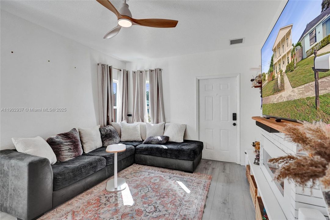 For Sale: $545,000 (4 beds, 3 baths, 1976 Square Feet)