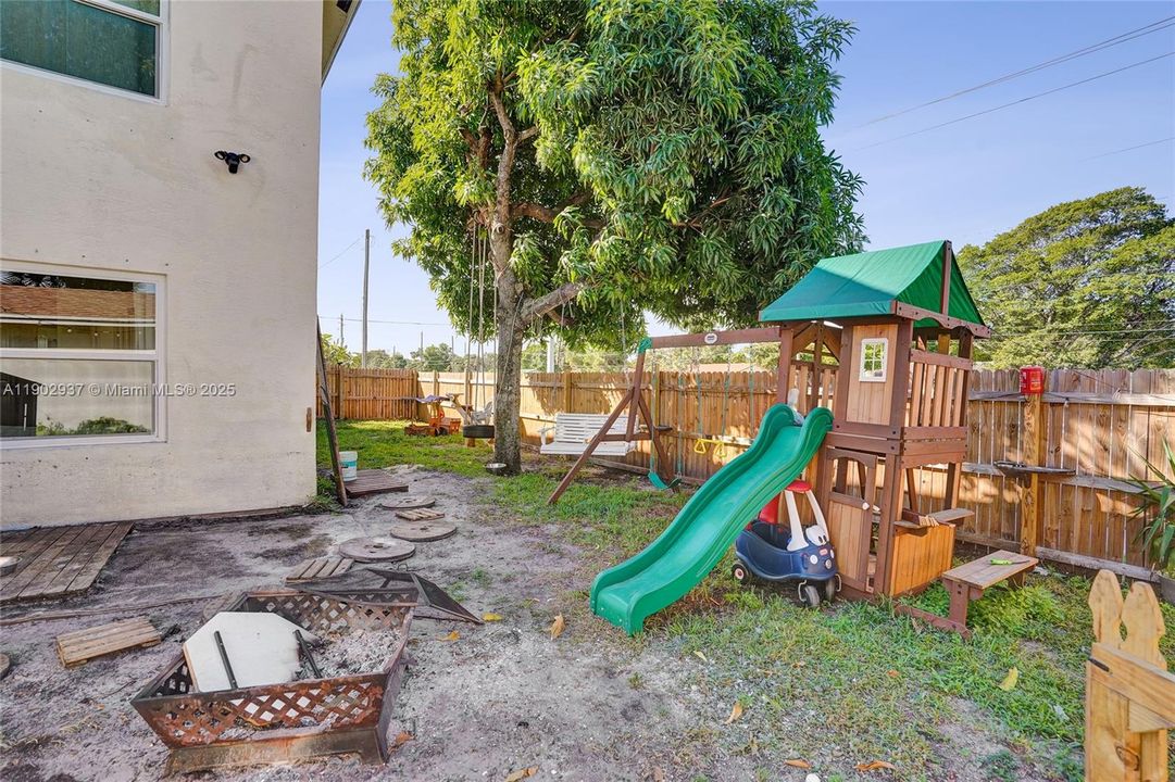 For Sale: $545,000 (4 beds, 3 baths, 1976 Square Feet)