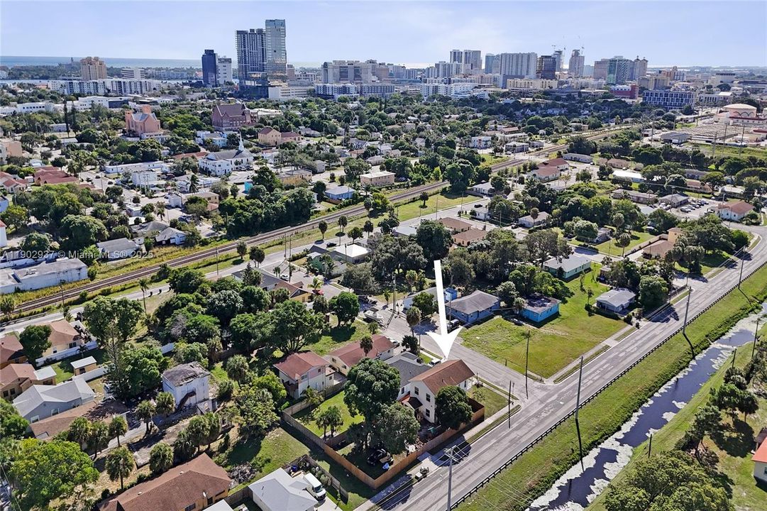 For Sale: $545,000 (4 beds, 3 baths, 1976 Square Feet)