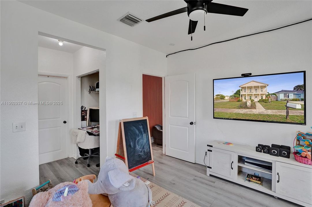 For Sale: $545,000 (4 beds, 3 baths, 1976 Square Feet)