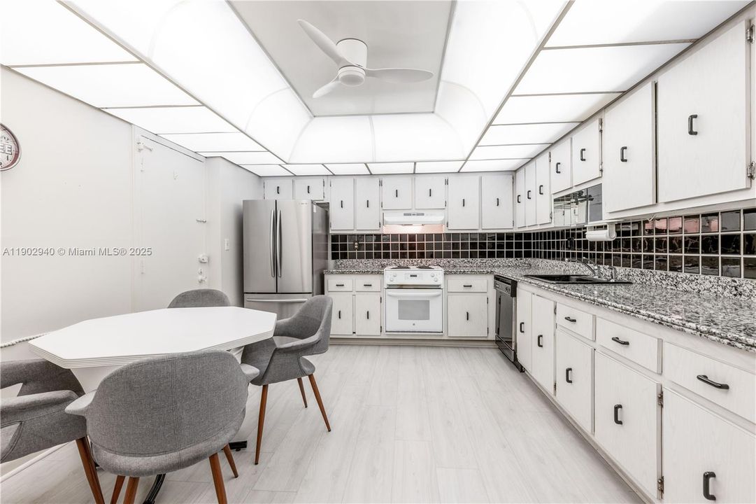 合同活跃: $247,500 (2 贝兹, 2 浴室, 1400 平方英尺)