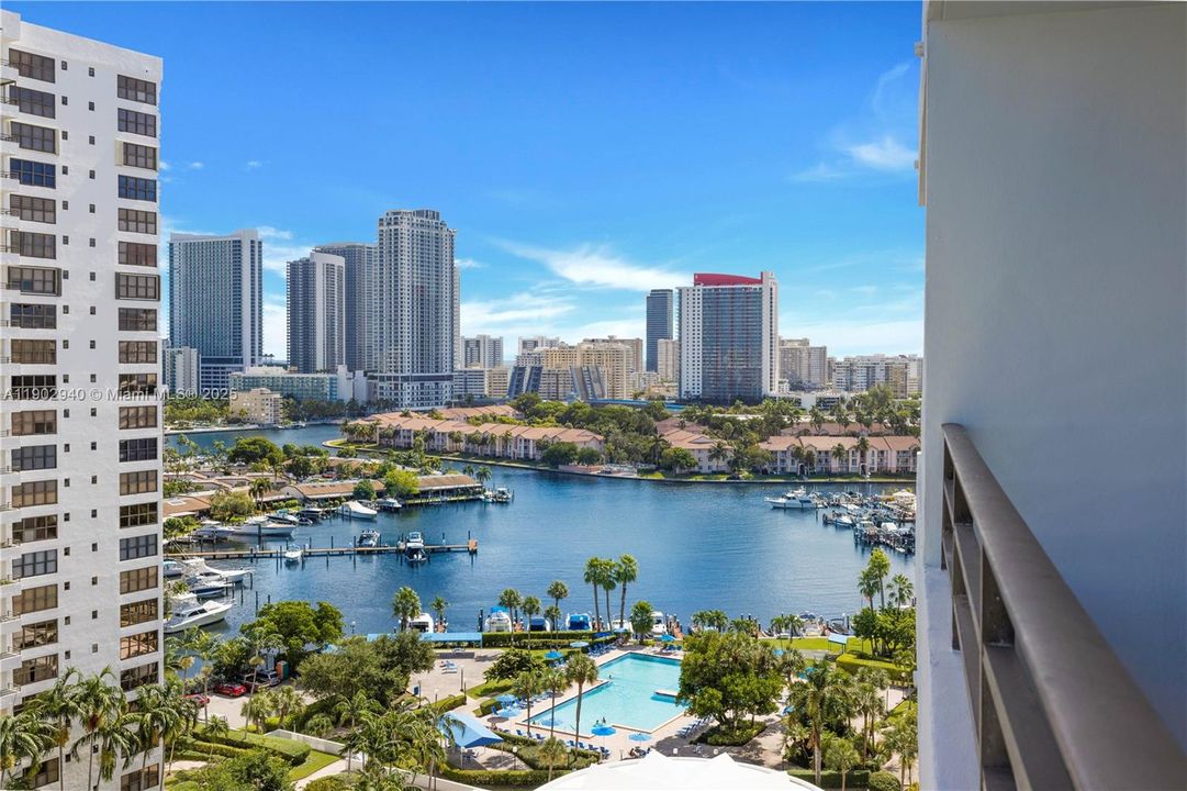 合同活跃: $247,500 (2 贝兹, 2 浴室, 1400 平方英尺)