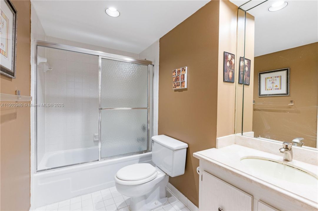 合同活跃: $247,500 (2 贝兹, 2 浴室, 1400 平方英尺)