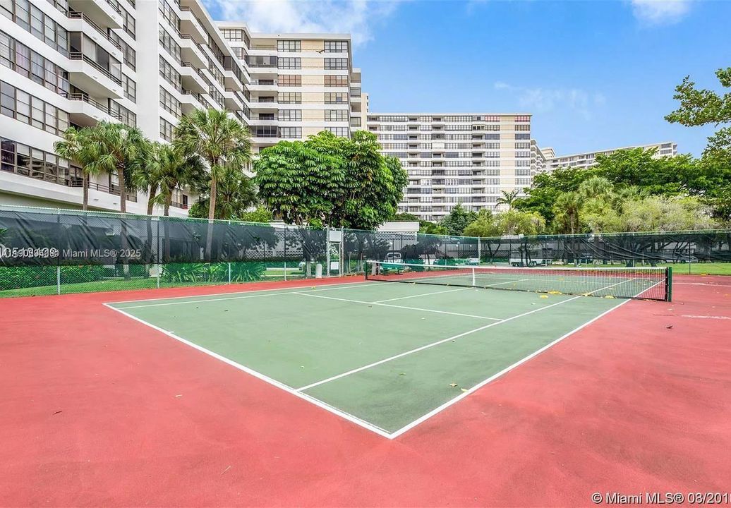 合同活跃: $247,500 (2 贝兹, 2 浴室, 1400 平方英尺)