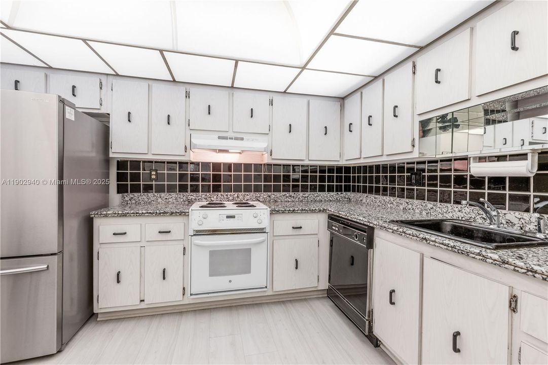 合同活跃: $247,500 (2 贝兹, 2 浴室, 1400 平方英尺)