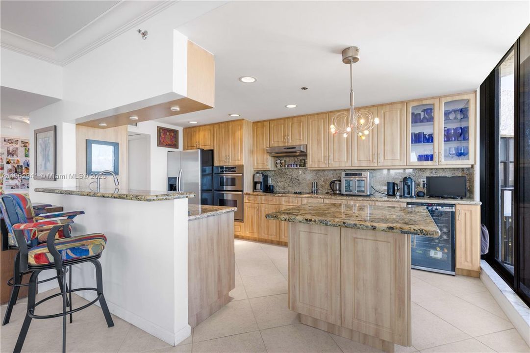 For Sale: $777,500 (2 beds, 2 baths, 1984 Square Feet)