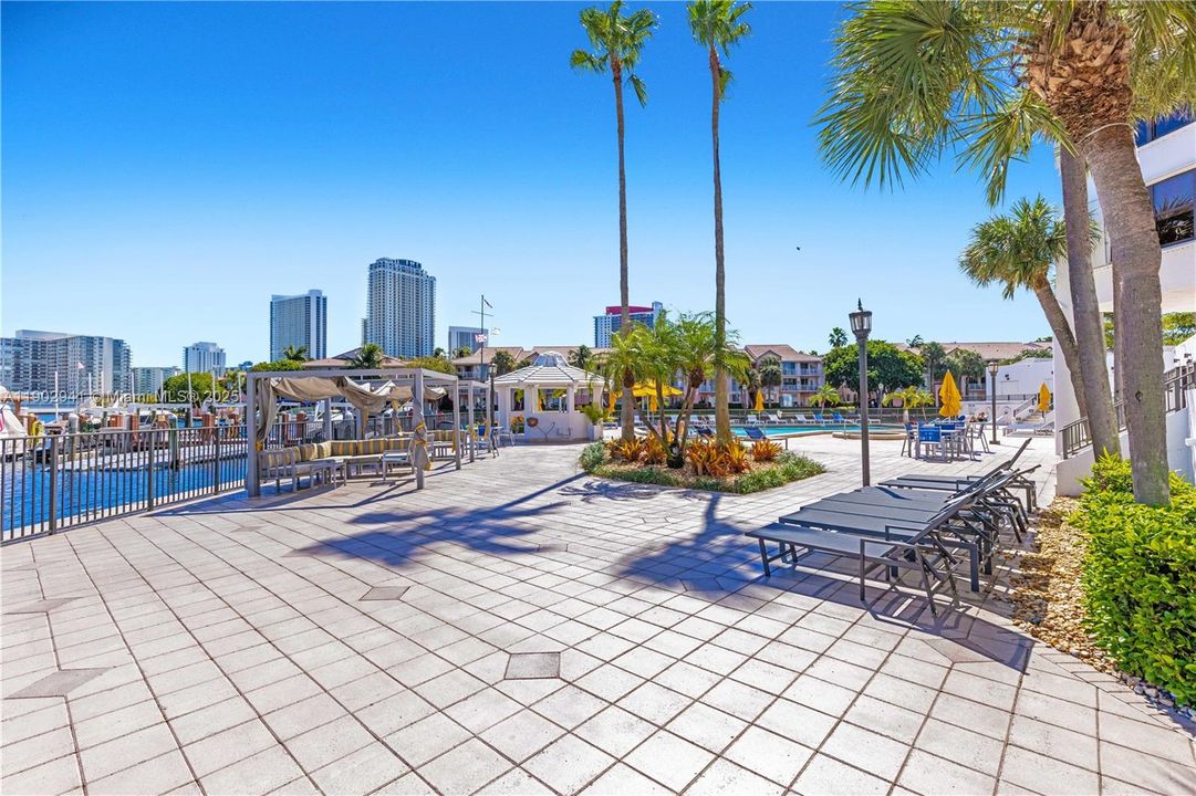 For Sale: $777,500 (2 beds, 2 baths, 1984 Square Feet)