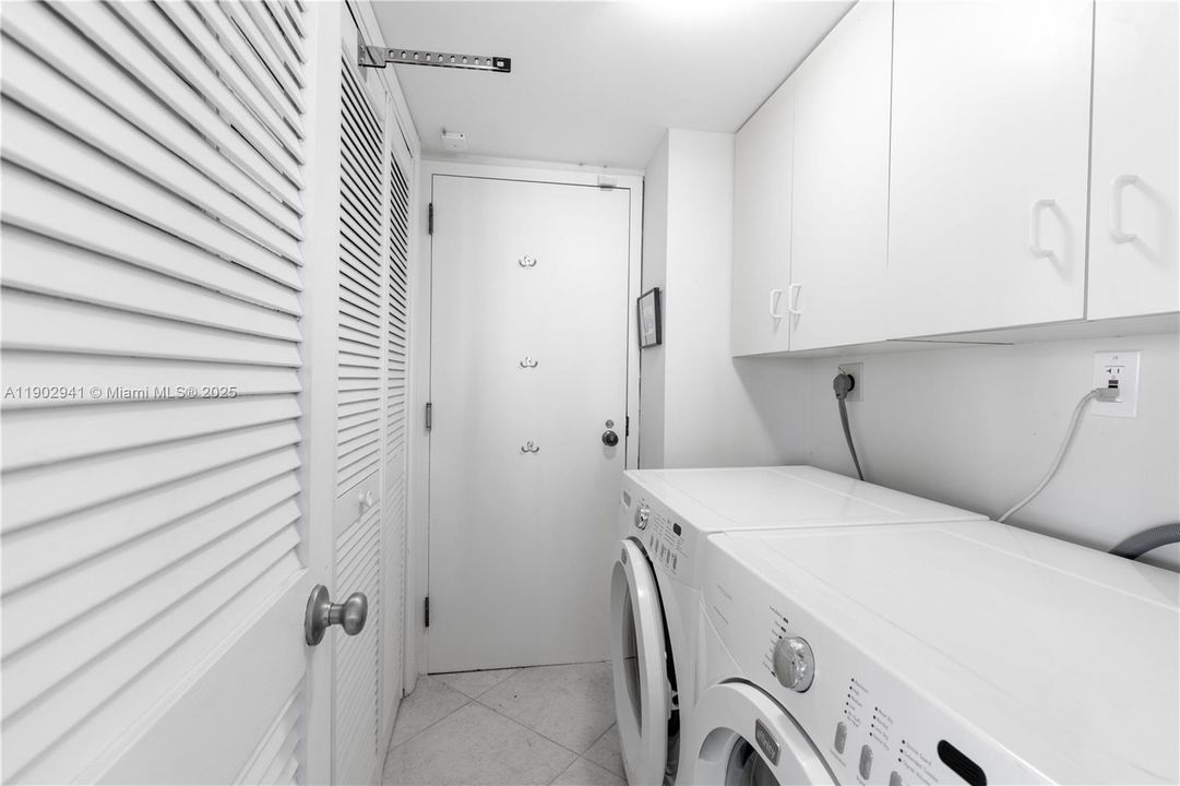 For Sale: $777,500 (2 beds, 2 baths, 1984 Square Feet)