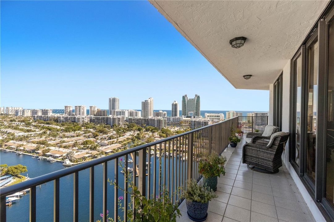 For Sale: $777,500 (2 beds, 2 baths, 1984 Square Feet)