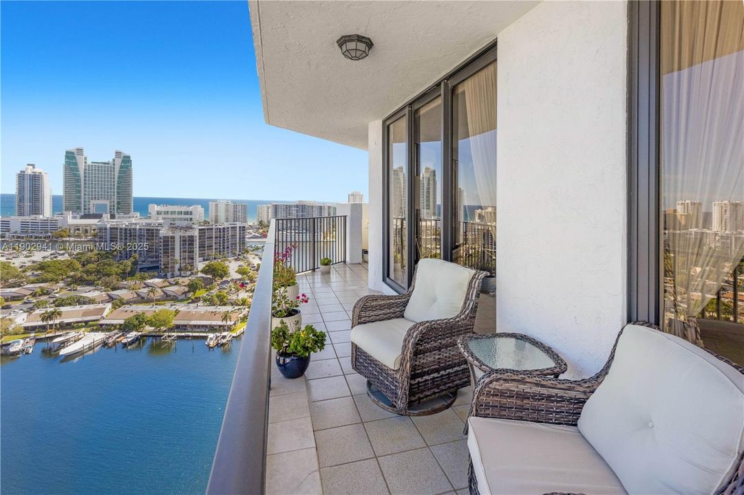 For Sale: $777,500 (2 beds, 2 baths, 1984 Square Feet)