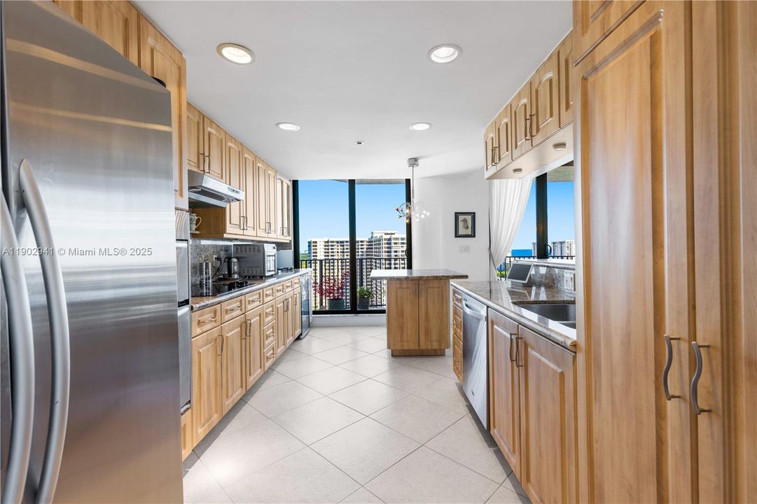 For Sale: $777,500 (2 beds, 2 baths, 1984 Square Feet)