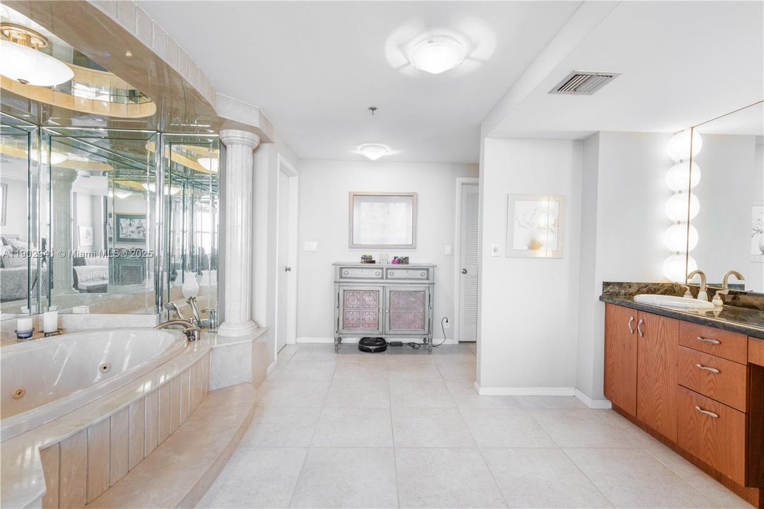 For Sale: $777,500 (2 beds, 2 baths, 1984 Square Feet)