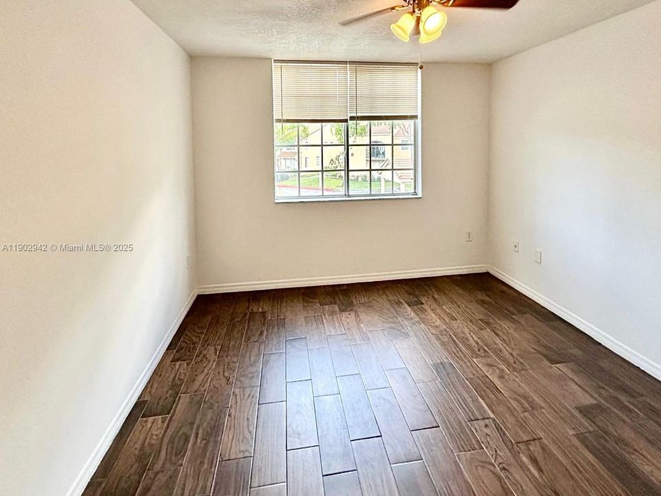 Под контрактом: $2,100 (2 спален, 2 ванн, 1072 Квадратных фут)