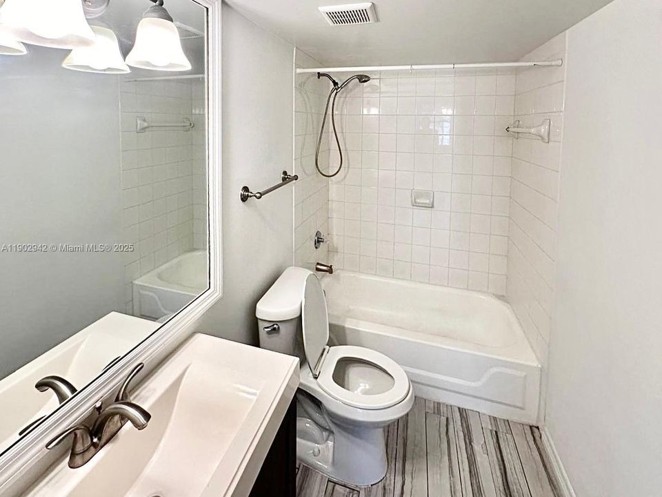 Под контрактом: $2,100 (2 спален, 2 ванн, 1072 Квадратных фут)