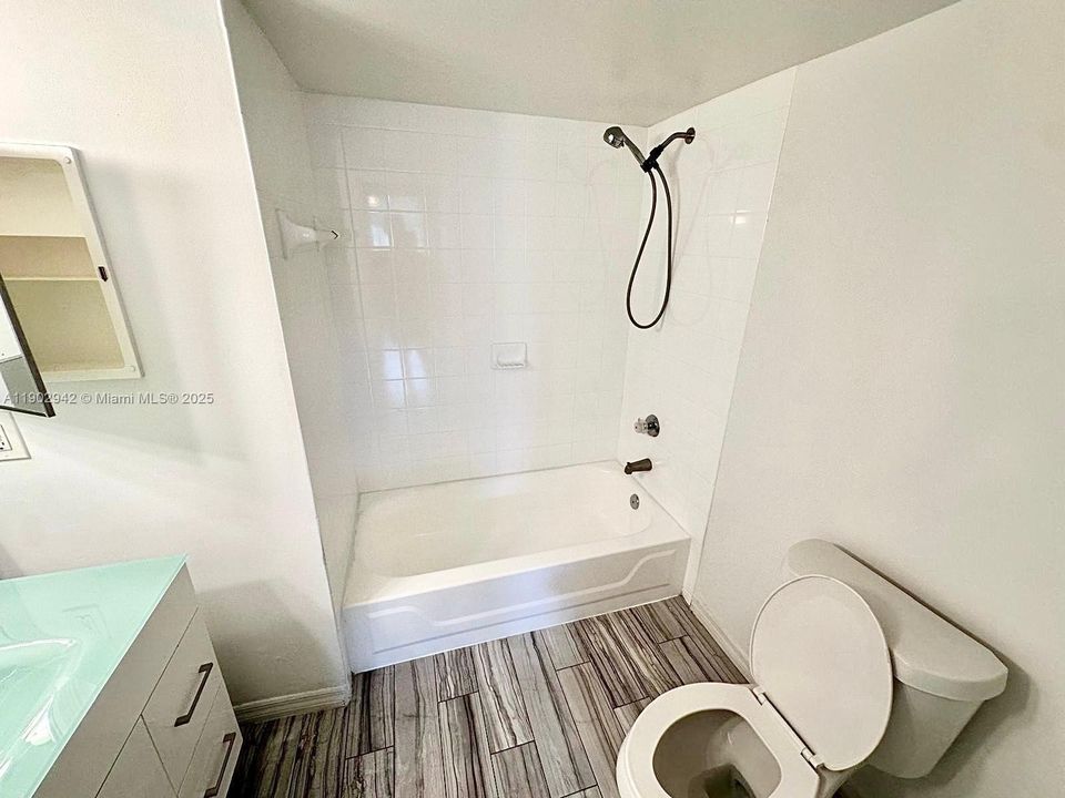 Под контрактом: $2,100 (2 спален, 2 ванн, 1072 Квадратных фут)