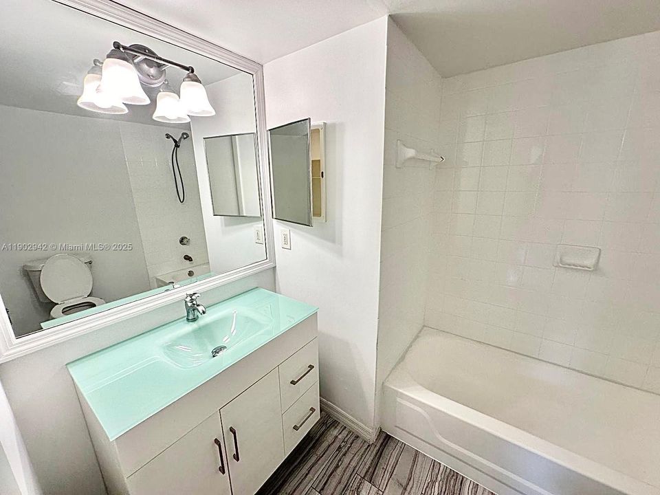 Под контрактом: $2,100 (2 спален, 2 ванн, 1072 Квадратных фут)