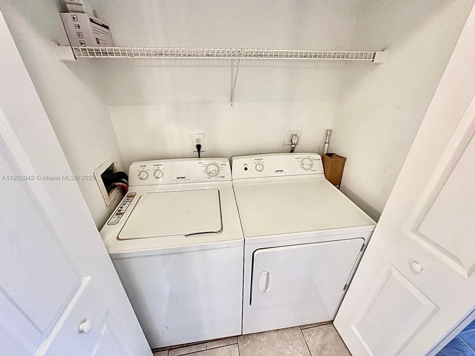 Под контрактом: $2,100 (2 спален, 2 ванн, 1072 Квадратных фут)