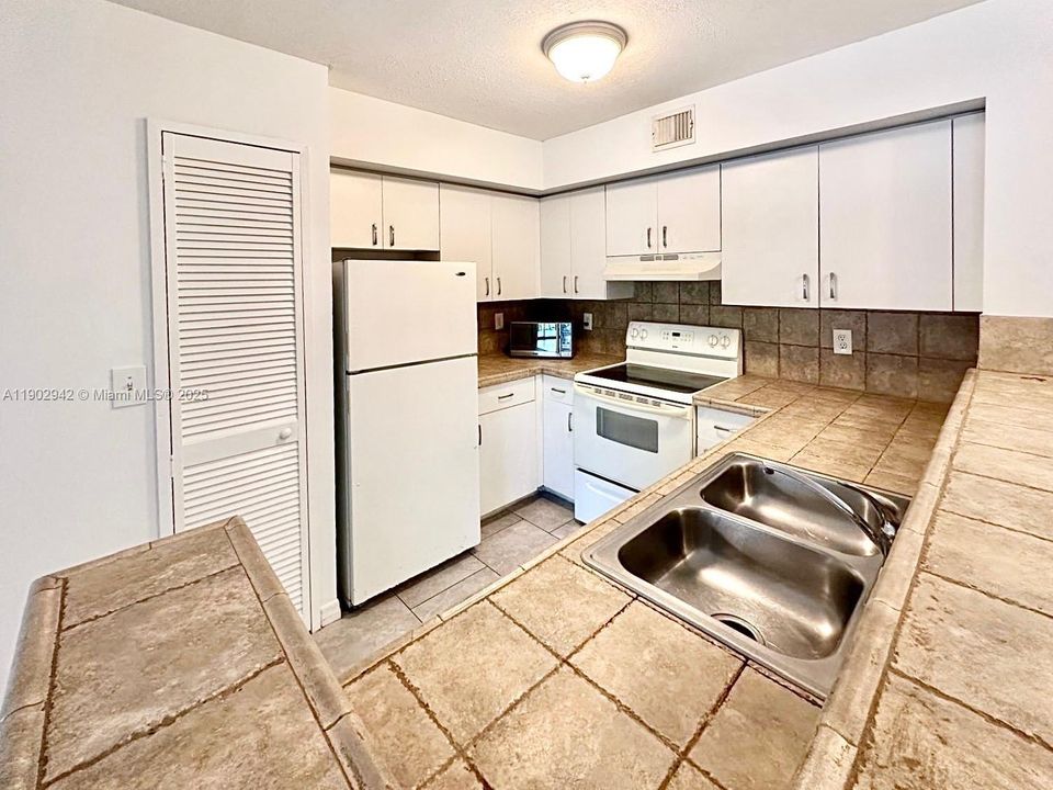 Под контрактом: $2,100 (2 спален, 2 ванн, 1072 Квадратных фут)