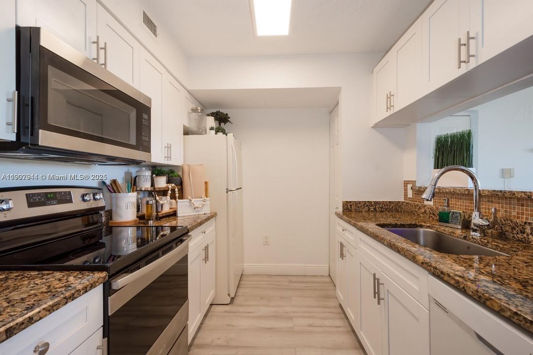 For Rent: $2,200 (2 beds, 1 baths, 817 Square Feet)