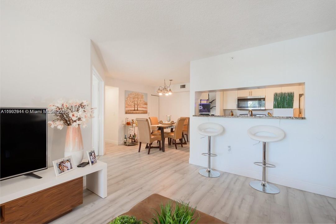 For Rent: $2,200 (2 beds, 1 baths, 817 Square Feet)