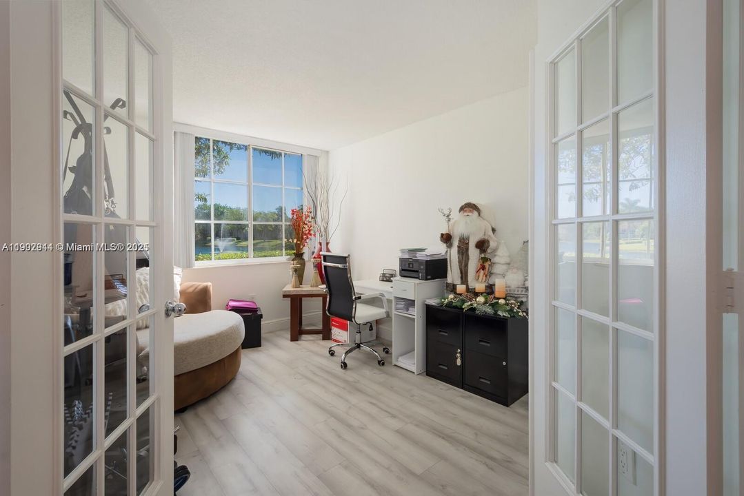 For Rent: $2,200 (2 beds, 1 baths, 817 Square Feet)