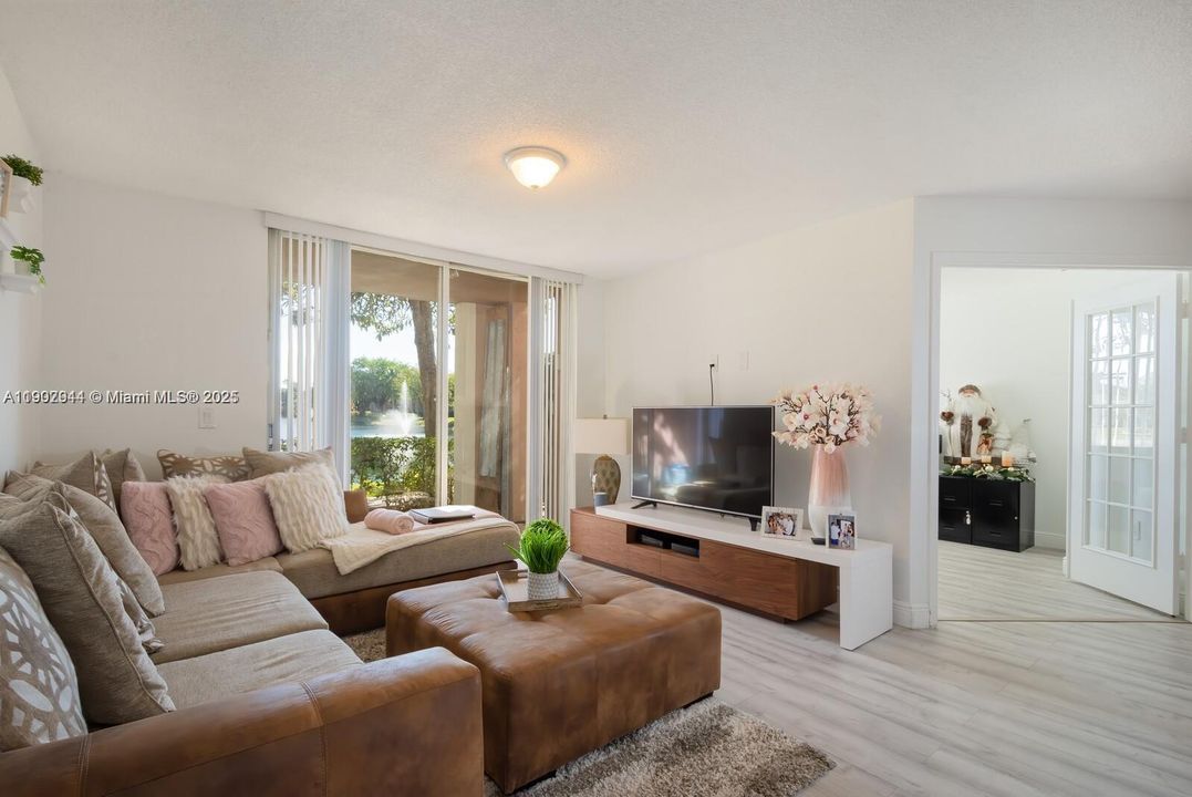 For Rent: $2,200 (2 beds, 1 baths, 817 Square Feet)