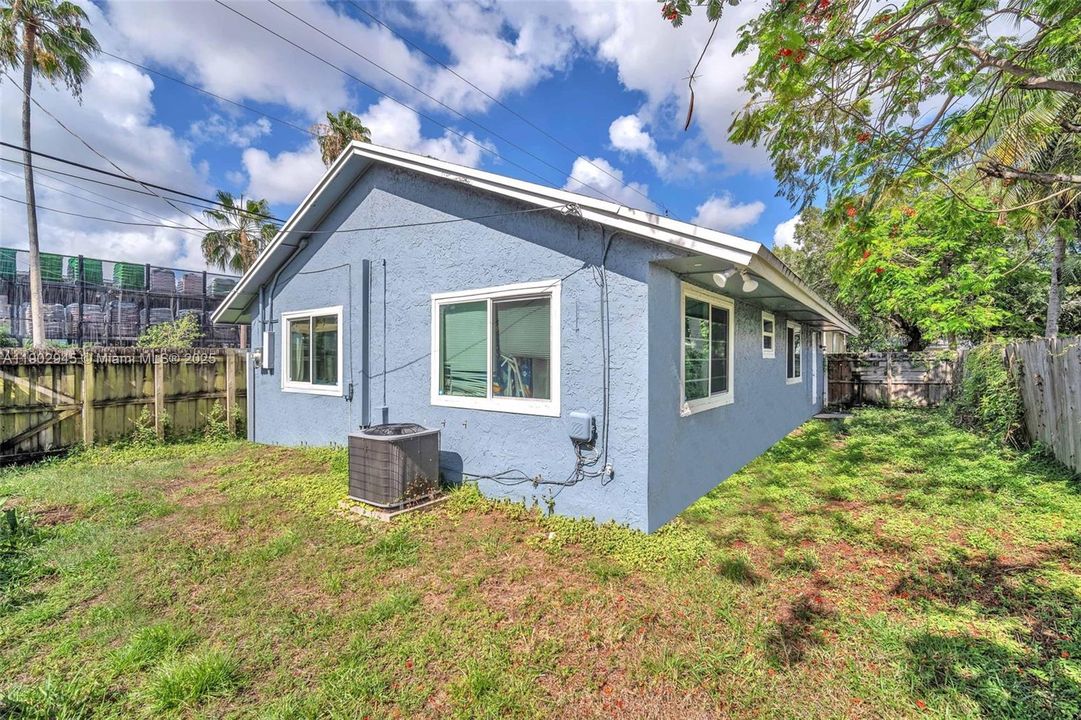 For Sale: $399,000 (2 beds, 1 baths, 995 Square Feet)