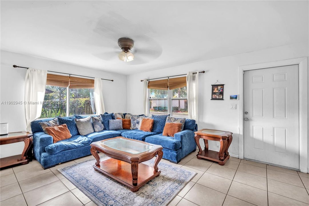 For Sale: $399,000 (2 beds, 1 baths, 995 Square Feet)
